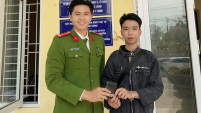 អនុសេនីយ៍ឯកម្នាក់មកពីសង្កាត់ Thuan Hoa បានរកឃើញកាបូបមួយ ហើយបានប្រគល់វាទៅឱ្យម្ចាស់វិញ។
