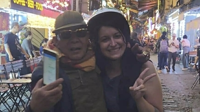 American tourist accuses Hanoi motorbike taxi driver of overcharging 1 million VND for 7km.