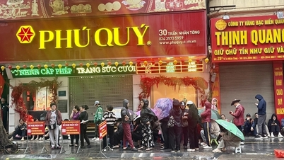 Hanoi: Oamenii înfruntă ploaia și se adună pe „străzile aurii” încă de dimineață.