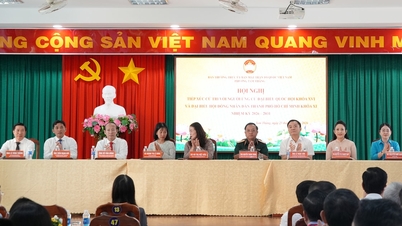 Candidatos à Assembleia Nacional e ao Conselho Popular da Cidade de Ho Chi Minh se reúnem com eleitores no bairro de Tam Thang.
