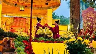 Mempersembahkan dupa untuk mengawali tahun baru sesuai dengan ritual istana kerajaan di Benteng Kekaisaran Thang Long.