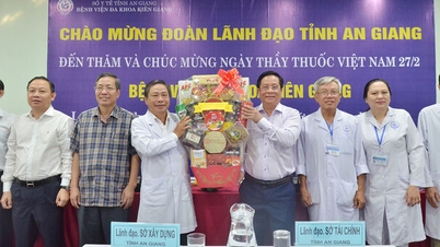 An Giang tartomány Népi Bizottságának elnöke, Ho Van Mung meglátogatta a Kien Giang Általános Kórházat, és gratulált.
