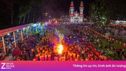 타이닌에서 열린 새해 축제에서 수천 명의 사람들이 불을 뿜는 용을 구경했습니다.