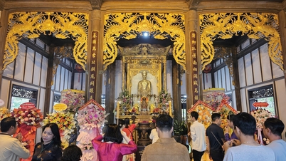 Ceremonia de apertura del festival del Templo Huyen Tran para rendir homenaje a los pioneros que abrieron la tierra.