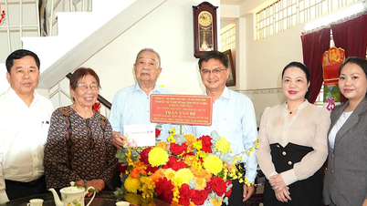 O vice-presidente do Comitê Popular da Cidade de Ho Chi Minh, Nguyen Manh Cuong, visita médicos veteranos exemplares.