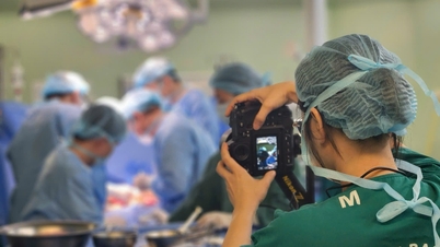 A mulher documentou silenciosamente momentos de vida ou morte atrás da porta da sala de cirurgia.