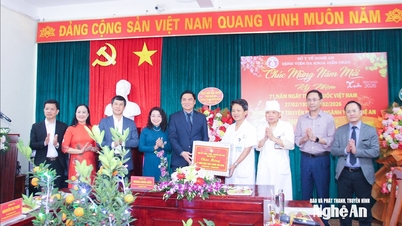 Genosse Hoang Nghia Hieu besuchte mehrere medizinische Einrichtungen in der Provinz und gratulierte ihnen.