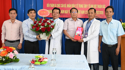 Thuan Bac beldesinin liderleri, Vietnam Doktorlar Günü vesilesiyle sağlık kuruluşlarını ziyaret etti.