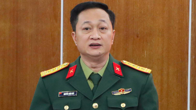 Kolonel en Volkskunstenaar Nguyen Xuan Bac dirigeert het Legersymfonieorkest.
