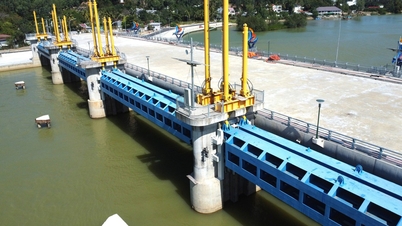 Tijdelijke wegopening op de dam ter voorkoming van zoutwaterindringing in de Cai-rivier bij Nha Trang.