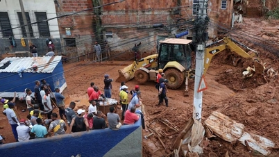 Rekordstore flommer har drept minst 30 mennesker i Brasil.