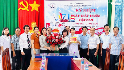 Ms. Tran Thu Mai, Standing Vice Chairwoman of the Vietnam Fatherland Front Committee of the province, visited medical facilities to commemorate Vietnam Doctors' Day.