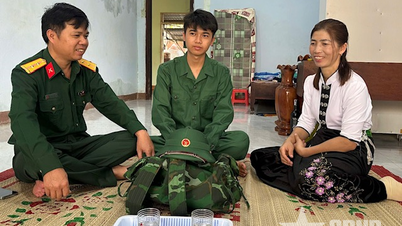 Jongemannen in Ia Rvê (Đắk Lắk) zijn enthousiast over de mogelijkheid om zich bij het leger aan te sluiten.