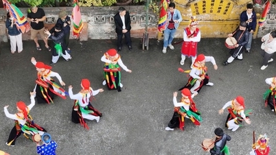 Crowds jostle to watch the "Prostitute's Drum Dance" in Trieu Khuc village.