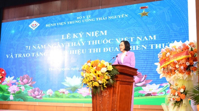 A vice-presidente da Assembleia Nacional, Nguyen Thi Thanh, participou da comemoração do Dia dos Médicos Vietnamitas no Hospital Central de Thai Nguyen.