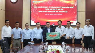 Deputy Secretary of the Provincial Party Committee Do Huu Huy visits and extends New Year greetings to VNPT Dak Lak.