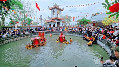 ফুওং ভু মন্দির এবং প্যাগোডা উৎসবে পানির নিচে পালকি শোভাযাত্রার অনন্য অনুষ্ঠান একটি আকর্ষণ।