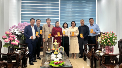 A Associação Empresarial do Sul de Lao Cai visita e oferece presentes às empresas do bloco.