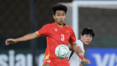 Le joueur vietnamien des moins de 23 ans, Pham Ly Duc, est en lutte pour le maintien avec le PVF-CAND.