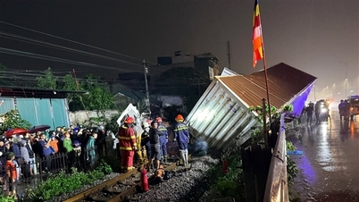 Hanoi: Ciężarówka próbująca przejechać przez przejazd kolejowy została uderzona przez pociąg i odrzucona na znaczną odległość.