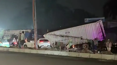 Hanoi: Vrachtwagen aangereden door trein op het spoor.