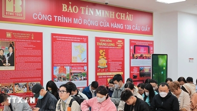 Pada hari perayaan Dewa Kekayaan, orang ramai di Hanoi beratur dari jam 4 pagi untuk membeli emas.
