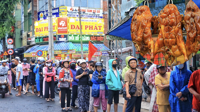 I morges trosset folkemengder i Ho Chi Minh-byen regnet for å kjøpe stekt and og stekt svinekjøtt på Rikdommens Guds dag.