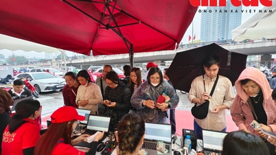 Harga emas turun pada tanggal 26 Februari di tengah puncak musim belanja untuk festival Dewa Kekayaan.