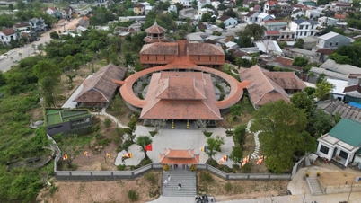 De tempel heeft een unieke architectuur en een oud graf van onbekende oorsprong.
