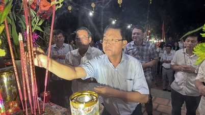 Ha Tien Ward offers incense to pay tribute to their ancestors.