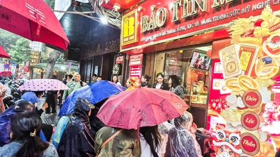 Braver la pluie pour acheter de l'or le jour du dieu de la richesse