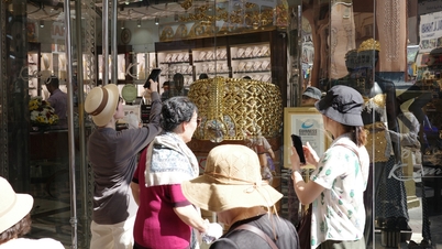 Le marché de l'or de Dubaï grouille de touristes.