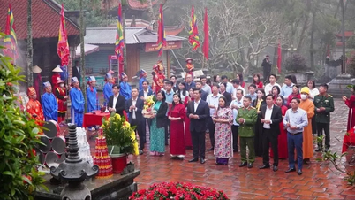 Offering incense to inaugurate the Spring Festival at Con Son - Kiet Bac