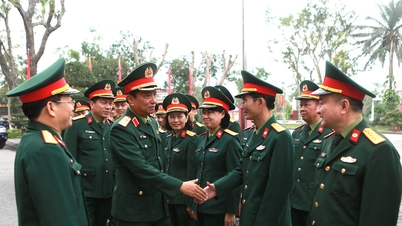 Korgeneral Ha Tho Binh, Vietnam Doktorlar Günü vesilesiyle 4. Askeri Hastaneyi tebrik etti.