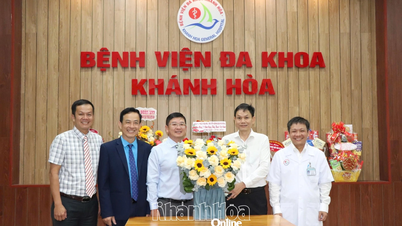 ថ្នាក់ដឹកនាំនៃកាសែត វិទ្យុ និងទូរទស្សន៍ខេត្ត Khanh Hoa បានទៅទស្សនា និងអបអរសាទរដល់មណ្ឌលសុខភាព។
