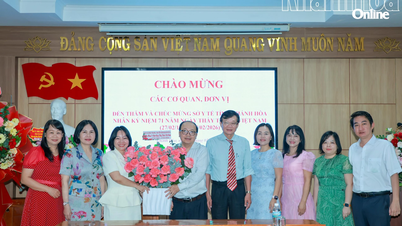 Ledare för tidningen, radion och TV:n Khanh Hoa besökte och gratulerade sjukvårdsenheterna på den vietnamesiska läkardagen.