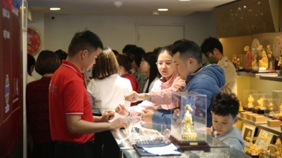 People flocked to buy gold on the Day of the God of Wealth.