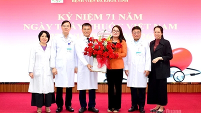 Tidningar, radio och tv i Tuyen Quang gratulerar vårdenheterna på den vietnamesiska läkardagen.