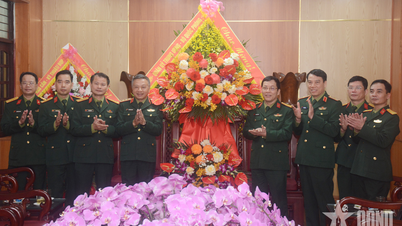 O General Le Quang Minh visitou e felicitou o Hospital Militar 105 no Dia do Médico Vietnamita.