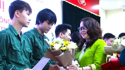 Ba Dinh Ward held a meeting to encourage new recruits before their enlistment.
