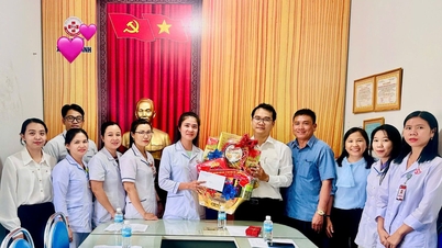 Partikomiteen i Van Thang kommune besøkte og gratulerte kommunens helsestasjon med de vietnamesiske legenes dag.