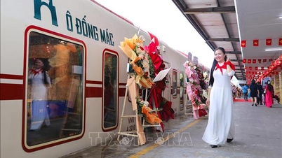 Penulis Australia berkongsi perasaannya tentang menaiki kereta api 'Hanoi Five Gates'.