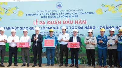 Der stellvertretende Parteisekretär der Stadt, Ngo Xuan Thang, inspiziert zu Beginn des Jahres die Bauarbeiten an Verkehrsprojekten.