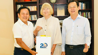 The Chairman of the Khanh Hoa Provincial Tourism Association visits a Danish female tourist who has celebrated Tet (Vietnamese Lunar New Year) in Nha Trang nearly 30 times.