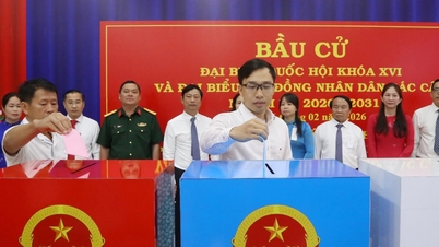 Μια έντονη ατμόσφαιρα επικρατεί κατά τη διάρκεια της πρόωρης ψηφοφορίας στην πόλη Χο Τσι Μινχ.