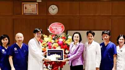 Wiceprzewodnicząca Zgromadzenia Narodowego Nguyen Thi Thanh odwiedza i składa gratulacje Centralnemu Instytutowi Ochrony i Opieki nad Zdrowiem Kadr.