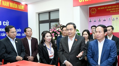ประธานสภาแห่งชาติ ตรัน ทันห์ มัน ตรวจเยี่ยมหน่วยเลือกตั้งในเขตไฮอัน เมืองไฮฟอง