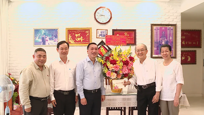 Ledare i Ho Chi Minh-staden besöker och gratulerar på den vietnamesiska läkardagen.