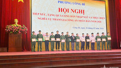 Bezirk Uong Bi (Quang Ninh): Überreichen von Geschenken, um junge Männer zu ermutigen, sich im Jahr 2026 zum Militärdienst zu melden.