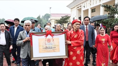 Hoa Xa reçoit le certificat de classement en tant que relique historique et culturelle pour la maison communale du village de Noi Luu.